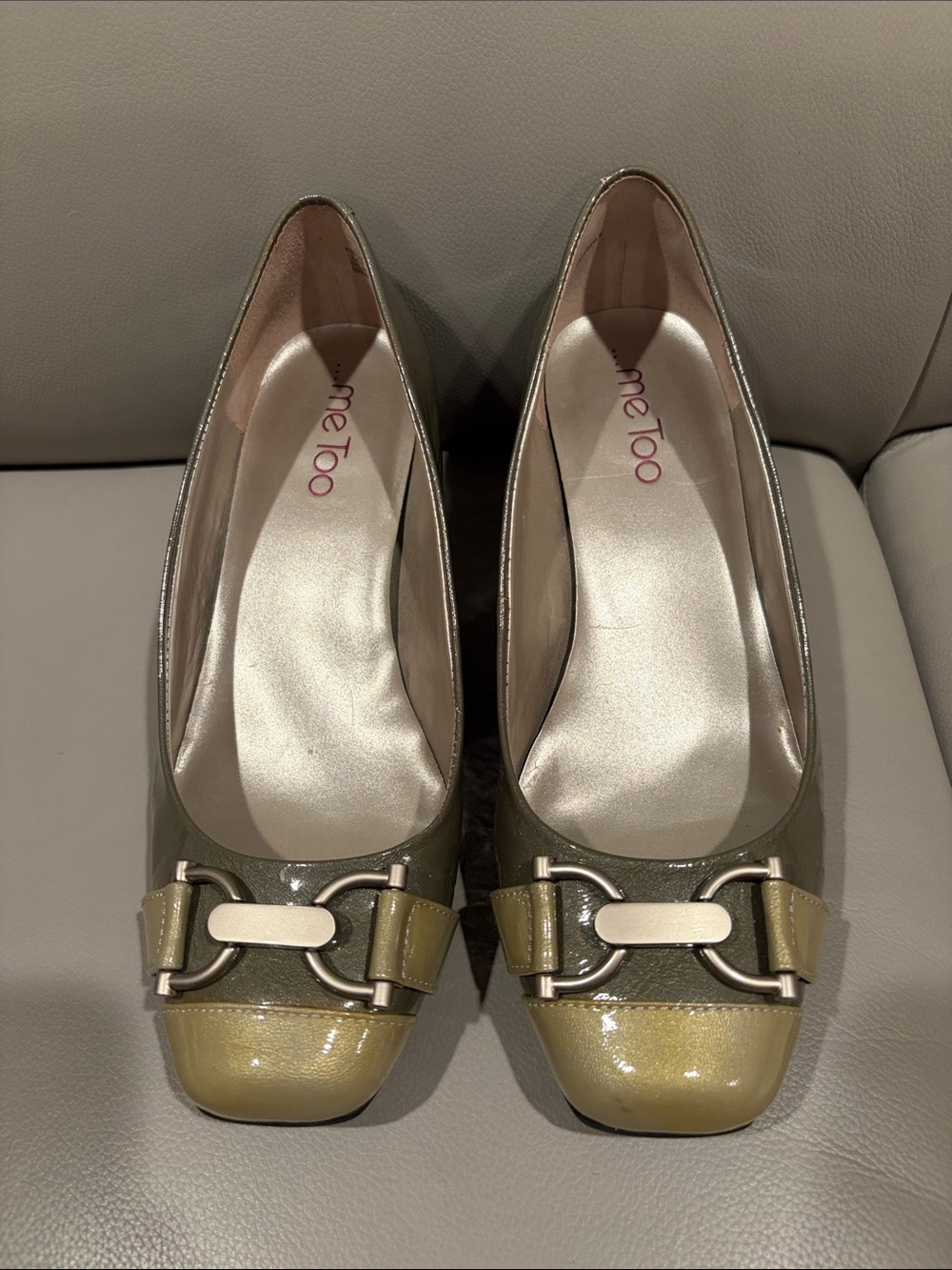 me too Olive Patent pumps with Chain Accent